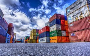 Containers em porto de navios