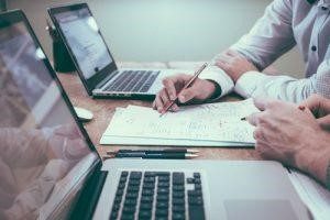 Dois contadores capitalizando em suas oportunidades de trabalho em São Paulo.